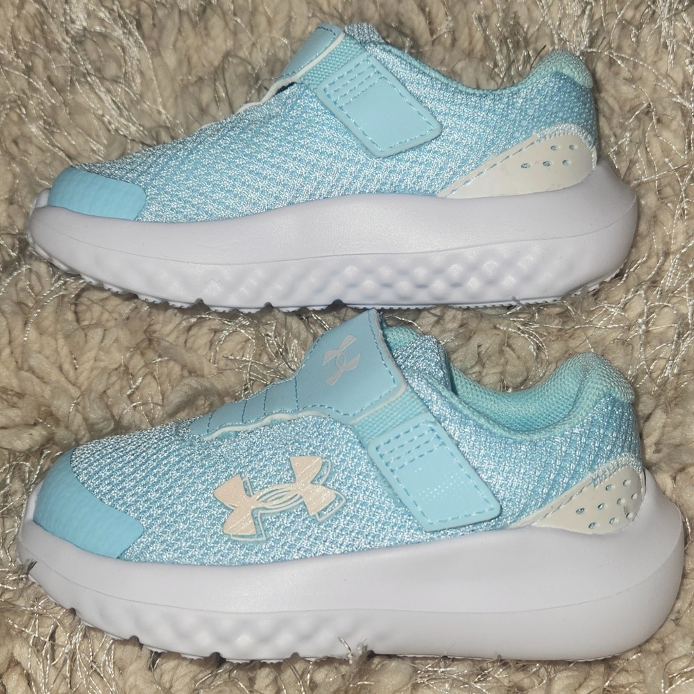 NEW - Girls Under Armour Surge 4 AC Running Sneaker (Size 5K)